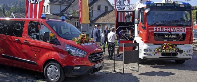 Beim Feuerwehrhock erhielten das neue ...aftstransportwagen auch eine Segnung.   | Foto: Volker Mnch
