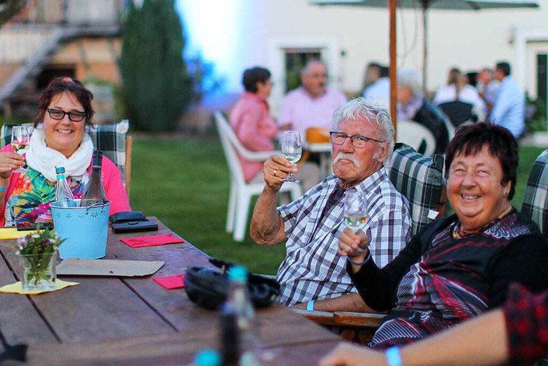 Besucher und Helfer hatten Spaß beim Weinfest to go.  | Foto: Daniel Hengst