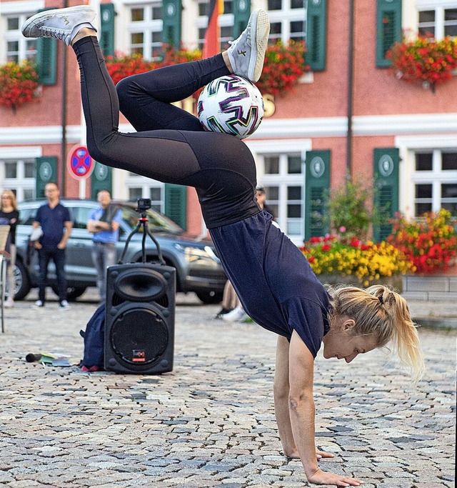 Agusta Mnich zeigt, dass Fuballspiele...er Anleitung den Umgang mit dem Ball.   | Foto: Wolfgang Scheu