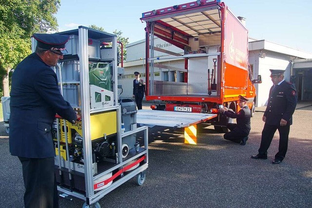 Feuerwehrmann Hans Lsslin (links) sch...ollcontainer in den neuen Gertewagen.  | Foto: Ilona Huege