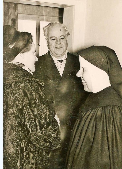 Schwester Oberin Alopia begrüßt den Sä... Landrat Otto Bischoff und seine Frau.  | Foto: Martin Blümcke