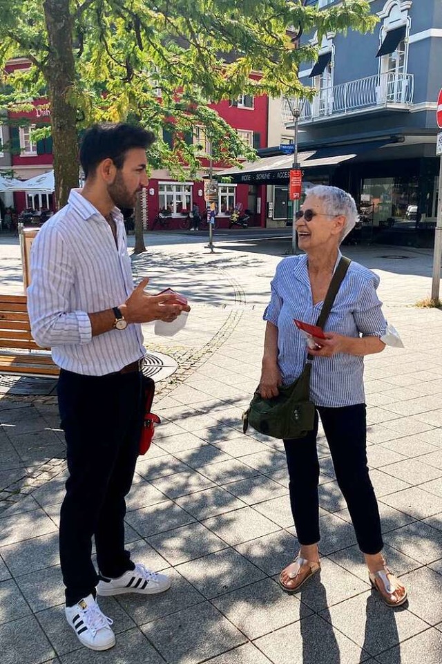 Mit vielen Menschen, wie mit dieser Frau, spricht Mehmet Ali auf Trkisch.  | Foto: Dora Schls