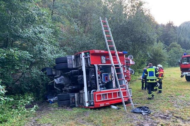 Feuerwehrauto kippt auf Einsatzfahrt im Kleinen Wiesental um