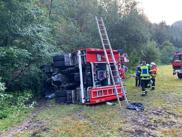 Das Feuerwehrauto blieb in der Uferbschung der Kleinen Wiese liegen.  | Foto: Nicolai Kapitz