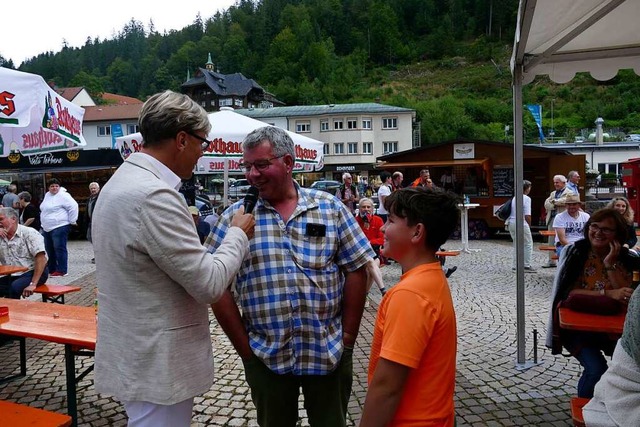 Hansy Vogt gratuliert glcklichen Siegern im Bieterwettbewerb.   | Foto: Susanne Filz