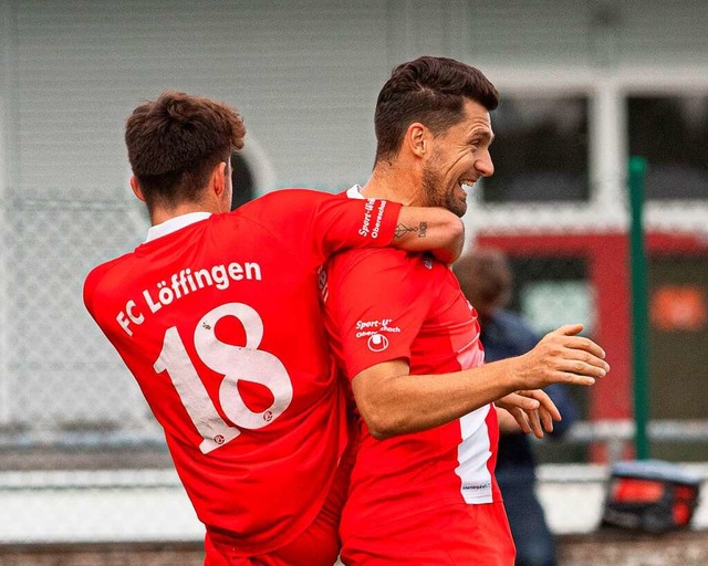 Rote Freude: Julan Reich und Benjamin ...), der fr Lffingen das 2:0 erzielte.  | Foto: Wolfgang Scheu