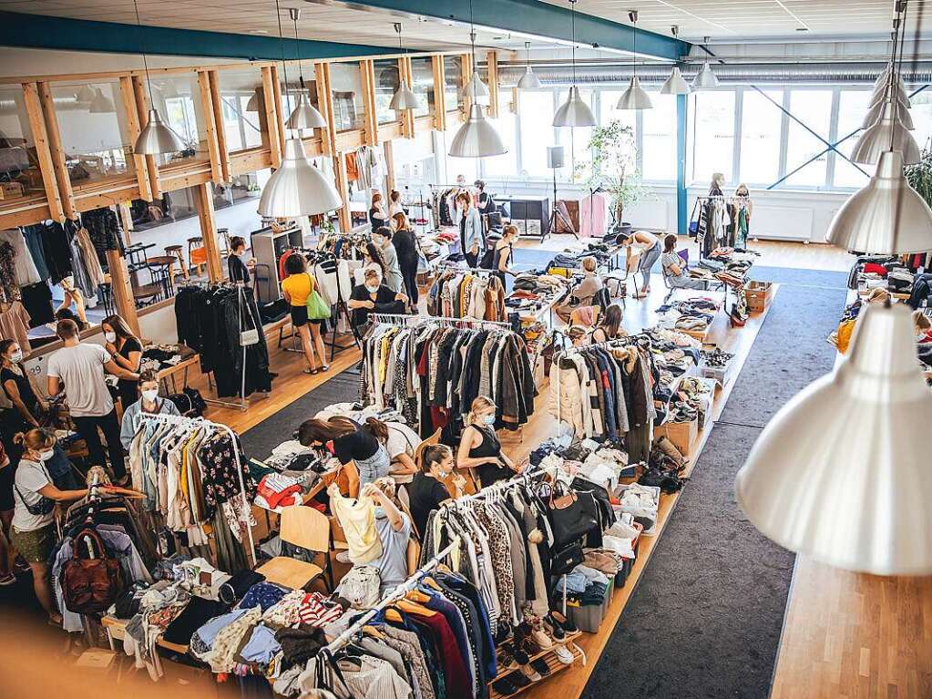 Nach fast zwei Jahren Pandemie fand der Frollein-Flohmarkt am Sonntag wieder statt. 750 Besucherinnen machten sich auf die Suche nach etwas Besonderem.