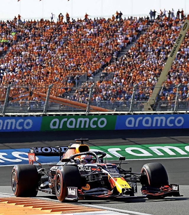 Max Verstappen in seinem Rennauto &#8211; gefeiert von zehntausenden Oranje-Fans  | Foto: KENZO TRIBOUILLARD (AFP)