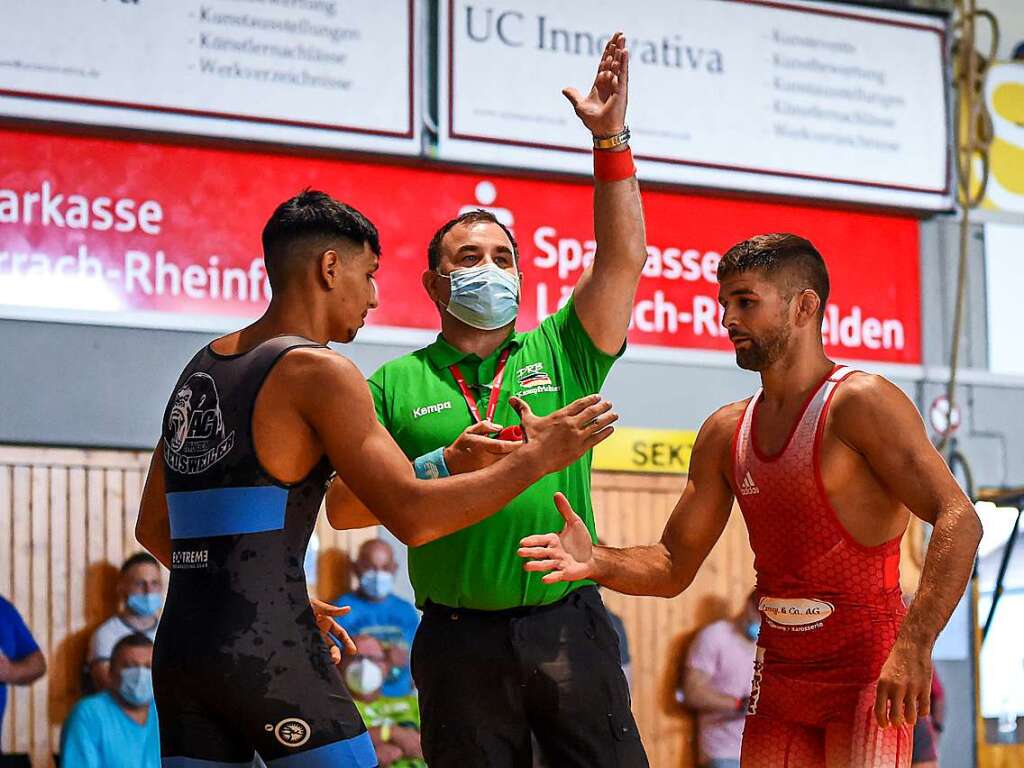 Kampfrichter Jrg Jhnichen gibt das Duell zwischen Ivo Angelov (rechts) und Alexandru Trandafir frei.