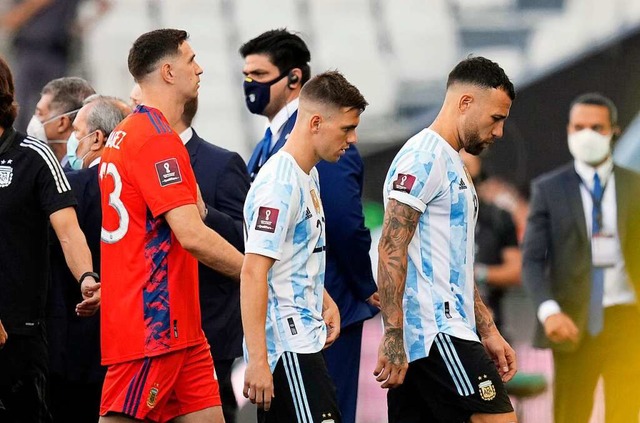 Mit hngenden Kpfen verlassen argentinische Spieler den Rasen.  | Foto: Andre Penner (dpa)
