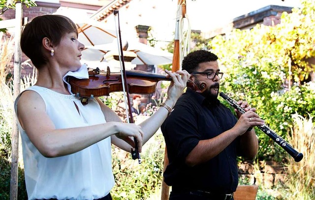 Das Romero Duo spielt im Garten des Palais Wunderlich.  | Foto: Heidi Fel