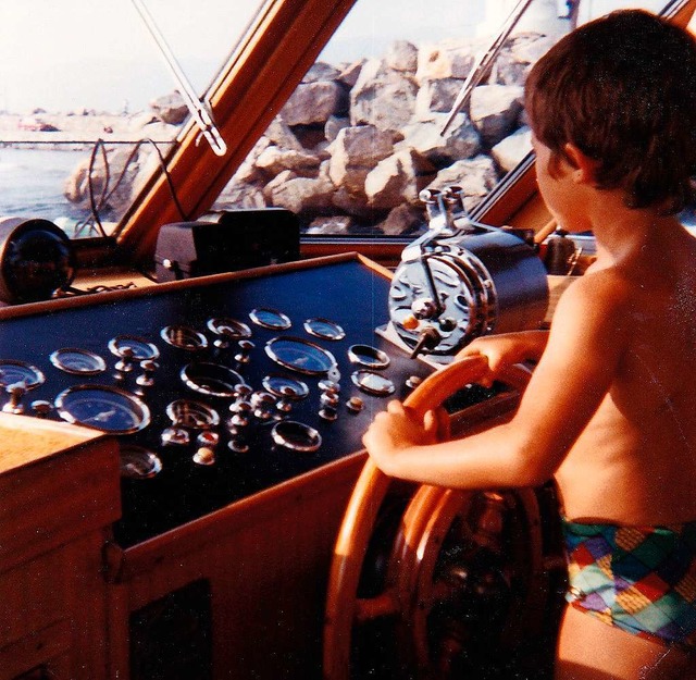 Als kleiner Junge hat Andreas Heck mit...durfte er Gerhard Tackes Boot steuern.  | Foto: privat