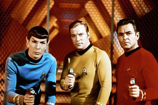 Spock (Leonard Nimoy) und  Captain Kir...ihren &#8222;Phasern&#8220; bewaffnet.  | Foto: Mary Evans (imago)