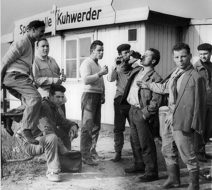 Italienische Hafenarbeiter bei einer F...Kuhwerder-Kai im Hamburger Hafen, 1960  | Foto: A0163 Gerd Herold