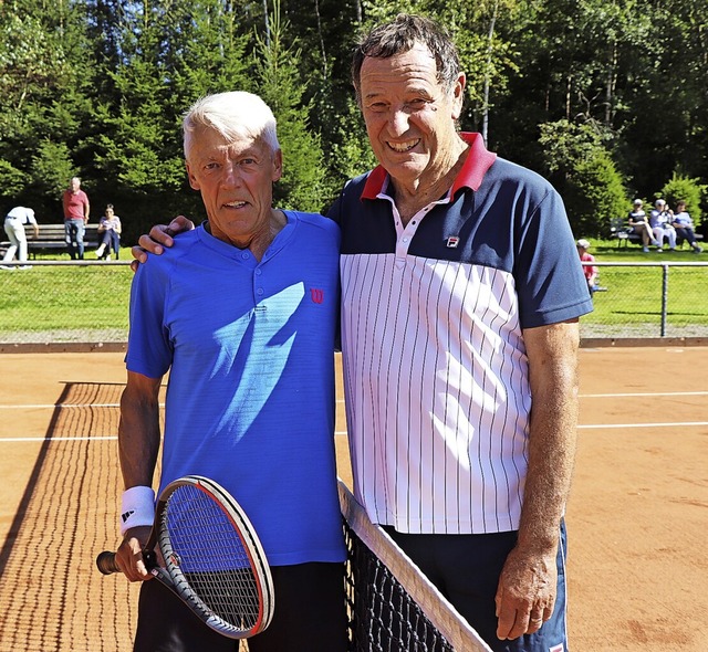 Im Finale der Mnner 70 behielt Wolfra...angjhrigen Tennisfreund Karl Messmer.  | Foto: Dieter Maurer