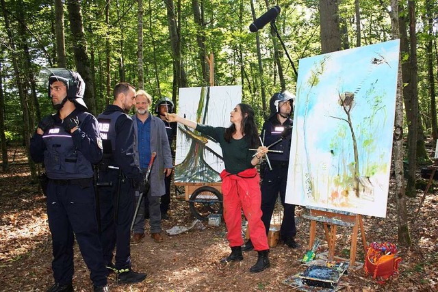 Blick auf die Dreharbeiten: Polizisten...das Arbeitsmaterial des Knstlerpaares  | Foto: Gabriele Fssler