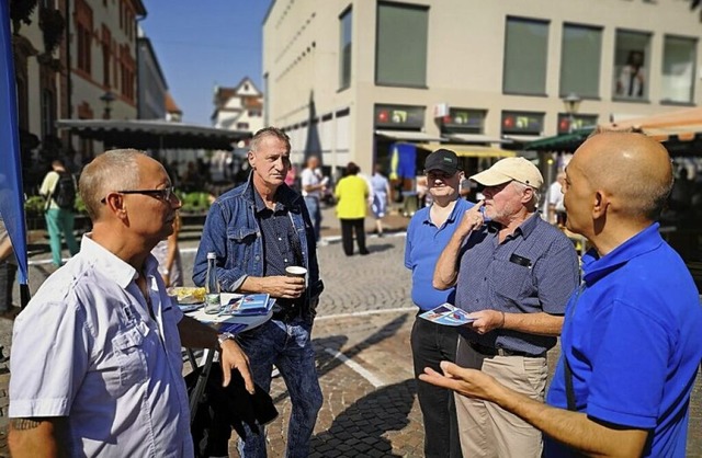 Taras Maygutiak (rechts) im Gesprch am Wahlkampfstand der AfD  | Foto: Ralf Burgmaier