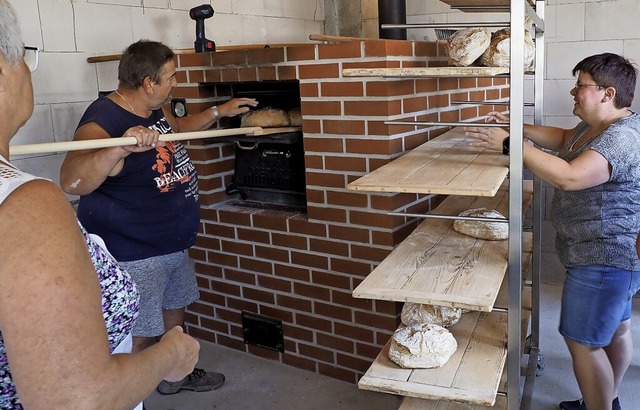 Franz Huber zeigt dem Backteam, wie das Brot schn knusprig wird.  | Foto: Michael Haberer