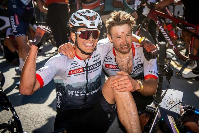Einfach nur happy im Ziel beim Weltcup... Brandl (links) und Luca Schwarzbauer.  | Foto: Lynn Sigel