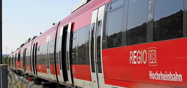 Ein Zug der Hochrheinbahn steht auf einem Gleis am Bahnhof in Waldshut.    | Foto: Schlichter, Juliane