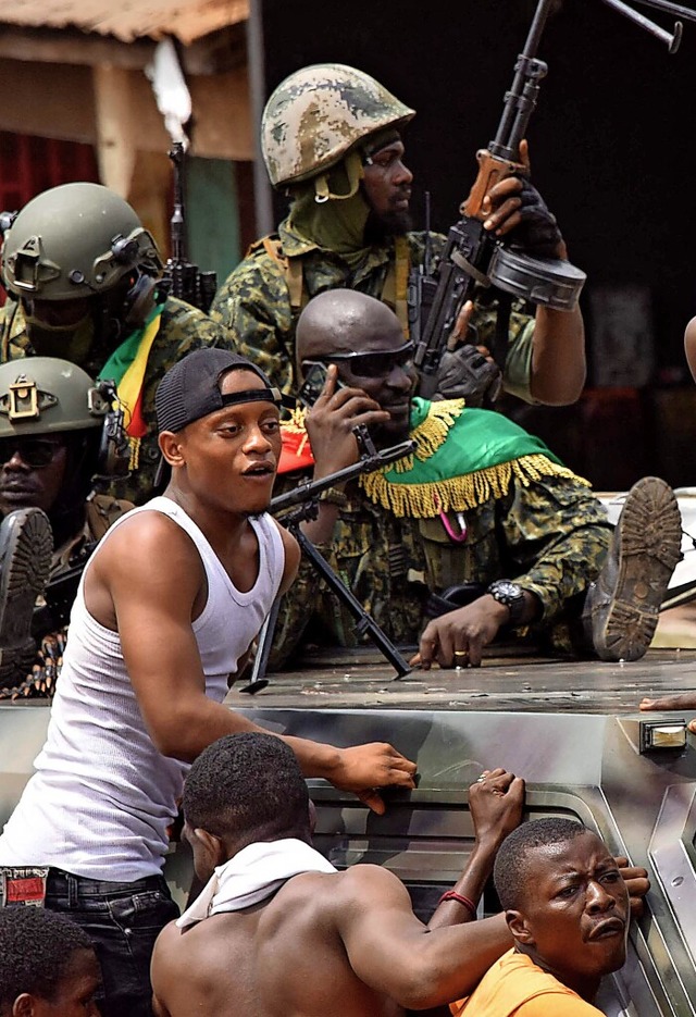 Menschen in Guinea feiern auf den Straen die Putschisten.  | Foto: CELLOU BINANI (AFP)