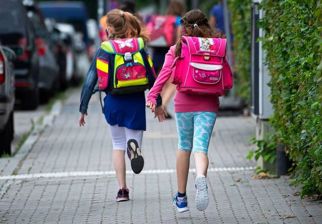 Auf dem Weg in die Grundschule (Symbolbild)  | Foto: Boris Roessler (dpa)