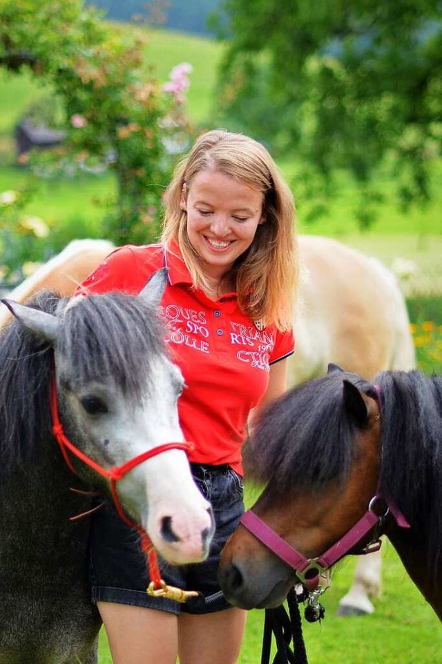 Nicole Linder bringt Kindern den Umgang mit Pferden bei.  | Foto: Kathrin Blum