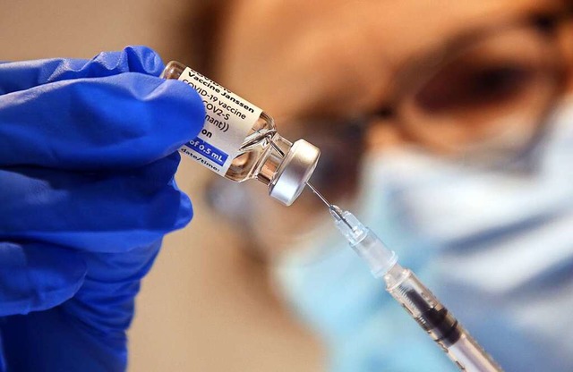 Corona-Impfstoff wird auf eine Spritze aufgezogen.  | Foto: Wolfgang Kumm (dpa)