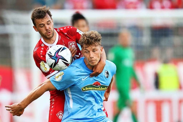 Im Profifuball drfen jetzt fnf und ...C Freiburg und den Wrzburger Kickers.  | Foto: Daniel Karmann (dpa)