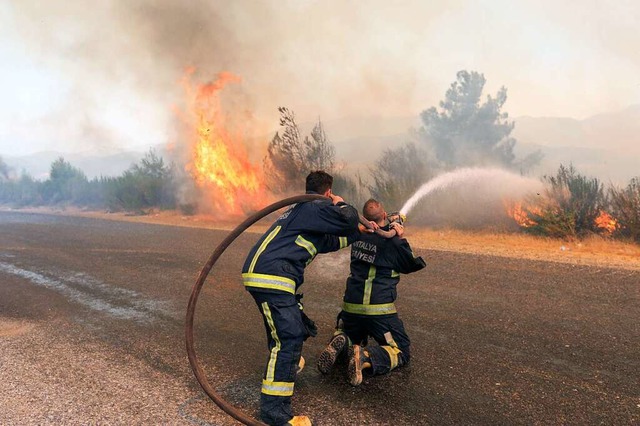 Feuerwehrleute kmpfen gegen die Flamm... in der trkischen Provinz Antalya an.  | Foto: - (dpa)