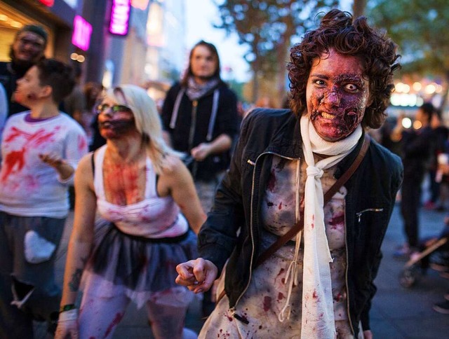 Als Zombie verkleidete Menschen beim &...20; durch die Innenstadt von Stuttgart  | Foto: Christoph Schmidt