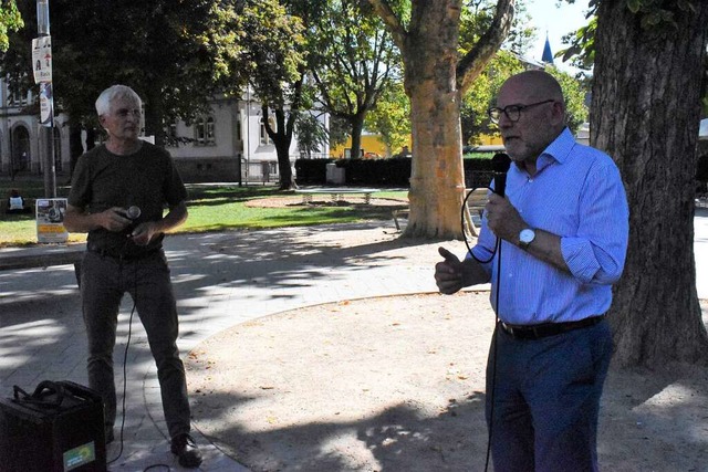 Gerhard Zickenheiner (links) und Verke...hen am Hebelpark ber Verkehrspolitik.  | Foto: Thomas Loisl Mink