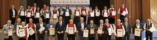Der Blasmusikverband Hochrhein ehrte V... 60- und 70-jhrige aktive Ttigkeit.   | Foto: Maria Schlageter