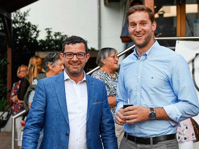 Ulli Waldkirch (rechts) freut sich mit...ss nur noch der Gemeinderat zustimmen.  | Foto: Volker Mnch