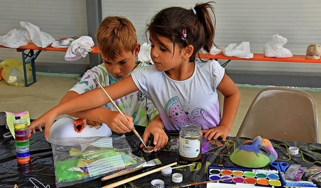 Mit groem Eifer waren die Kinder bei ...e Masken bunt verziert werden konnten.  | Foto: Heinz und Monika Vollmar