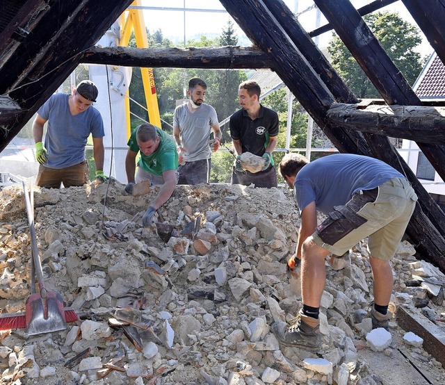 Steineklopfen statt dem Ball nachjagen... Projekts &#8222;Alt-Vogtshof&#8220;.   | Foto: Markus Zimmermann