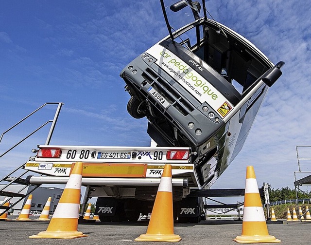 Ein Reisebus im Crashtest  | Foto: Guido Kirchner (dpa)