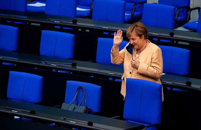 Letztmals im Plenarsaal: Kanzlerin Angela Merkel am Dienstag im Bundestag  | Foto: JOHN MACDOUGALL (AFP)