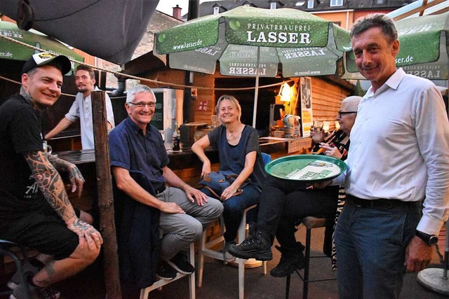 Der FDP-Bundestagsabgeordnete Christop...ten Daddeldu. Links Wirt Mick Gntzel.  | Foto: Thomas Loisl Mink