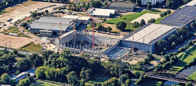 Die knftige Edeka-Arena auf dem Messe...hsende Baustelle. Bald ist Richtfest.   | Foto: Martin Bildstein