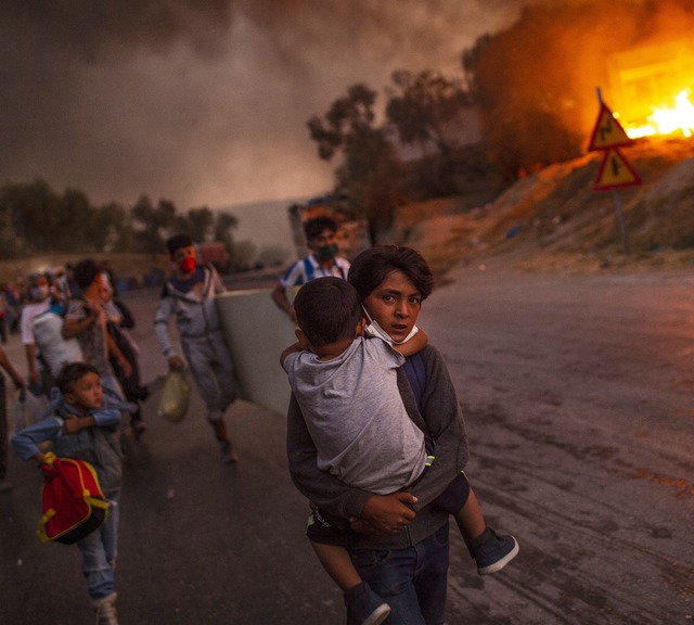 In der Nacht des 8. auf den 9. Septemb...0 ging das Lager Moria in Flammen auf.  | Foto: ANGELOS TZORTZINIS