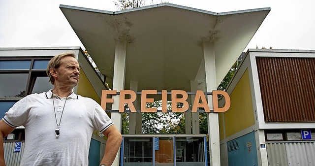 Das Freibad ist ihm Heimat und Leben: Milan Peschel als Schwimmmeister Karl  | Foto: - (dpa)