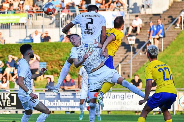 Hoch hinaus ging&#8217;s im Derby zwis...Markus Mller, rechts Simon Schultis).  | Foto: Achim Keller