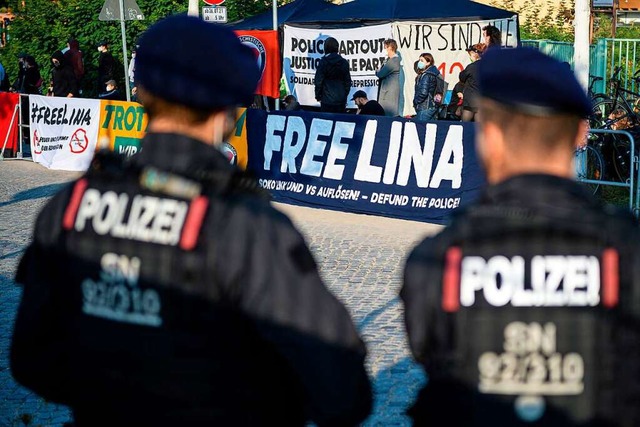 &#8222;Free Lina&#8220; forderten Demonstranten zu Prozessbeginn in Dresden.  | Foto: JENS SCHLUETER (AFP)