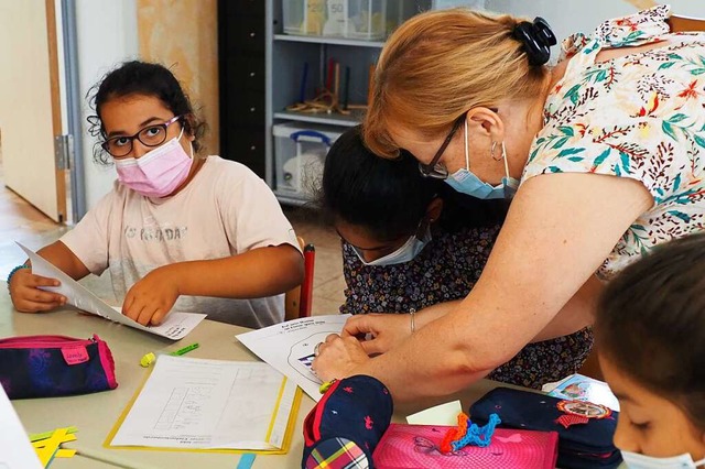 Beim kreativen Basteln untersttzte au...nschule, Christin Sigwart, die Kinder.  | Foto: Herbert Frey