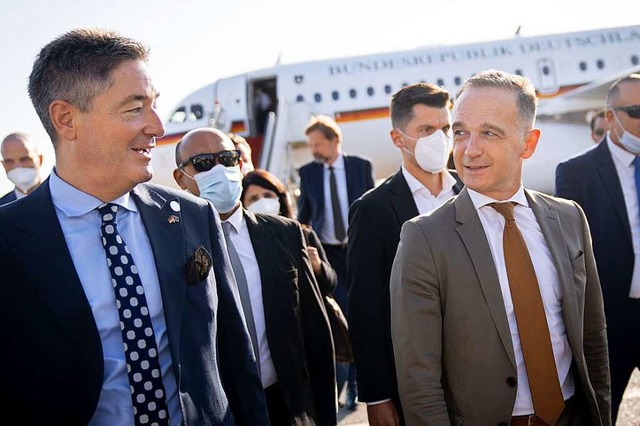 Der deutsche Botschafter Michael Ohnma... zusammen mit Auenminister Heiko Maas  | Foto: Kay Nietfeld (dpa)