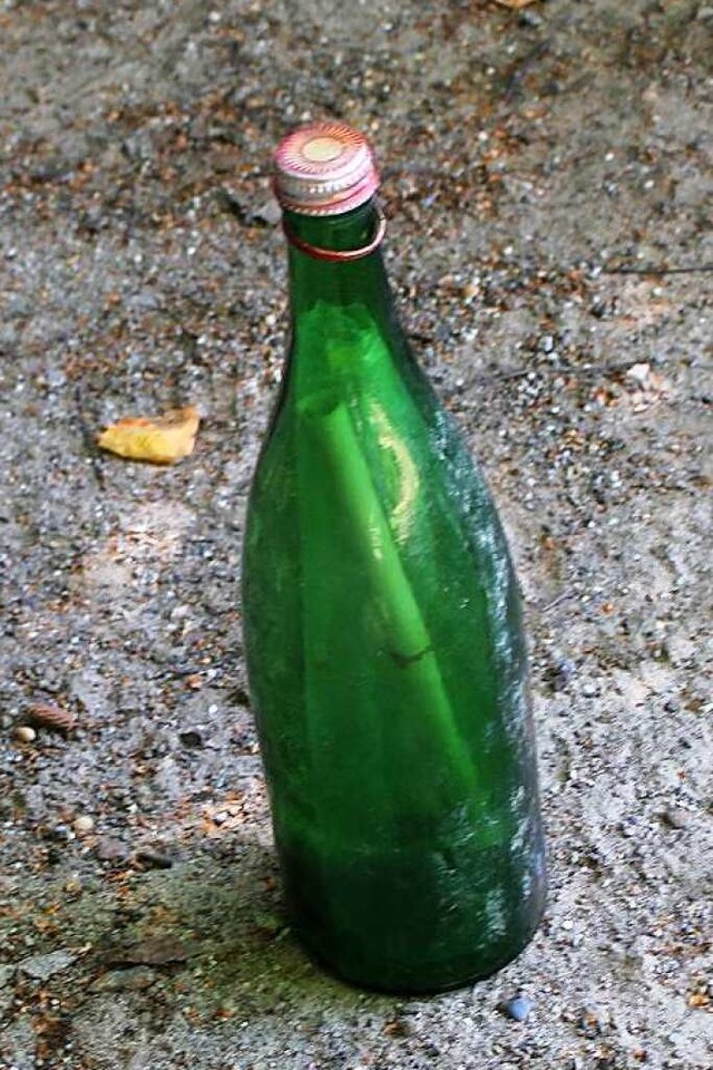 Auch nach 44 Jahren im Rhein ist die Flaschenpost unversehrt.  | Foto: Harald Schwarz