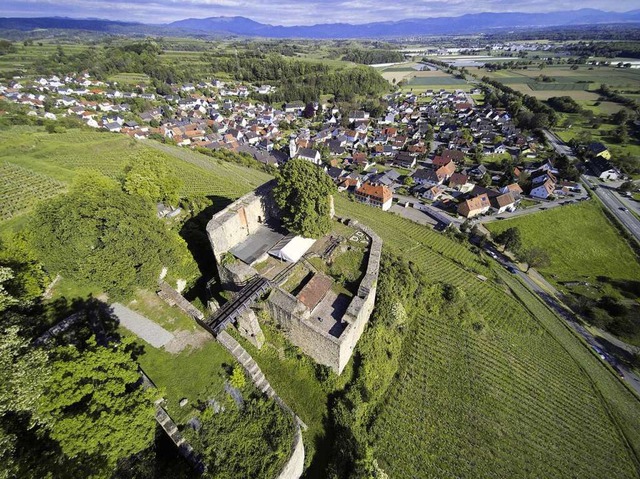 Von der Ruine Lichteneck   aus  sieht man die Vogesen und sogar die Alpen.  | Foto: Michael Saurer