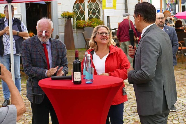 Gruppenbild mit Bundesumweltministerin...pf auf dem Marktplatz  in Emmendingen.  | Foto: Michael Strter