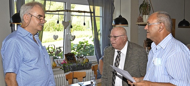 Siegfried Grahoff (links) erhielt von...schaft das Goldene VDK-Treueabzeichen.  | Foto: Hans-Jochen Voigt